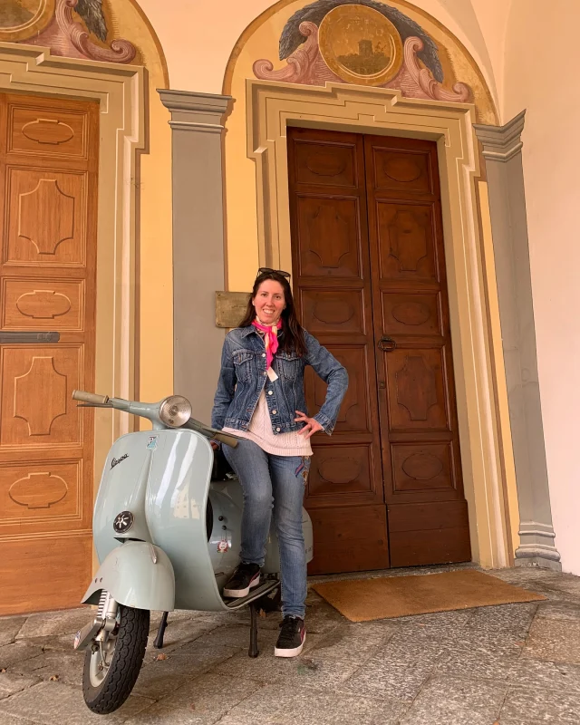 Buon lunedì 🥰Ritorno su questi schermi dopo 1 settimana di stop: non sono stata bene e ancora non sono del tutto guarita.Ti porto a Mendrisio con queste foto e ti mostro un luogo che reputo speciale, Palazzo Pollini.
Lo puoi visitare nel centro: ti basta parcheggiare davanti alla chiesa dei Cappuccini e in pochi passi arrivi.Abbiamo finito la nostra passeggiata con un po’ di pioggia 😆E tu che cosa hai fatto?❤️🇬🇧
Happy Monday 🥰I return to these screens after a week’s stop: I have not been well and am still not fully recovered.I take you to Mendrisio with these photos and show you a place that I think is special, Palazzo Pollini.You can visit it in the centre: just park in front of the Cappuccini church and in a few steps you will arrive at Palazzo Pollini.We finished our walk with a bit of rain 😆what did you do this weekend?❤️