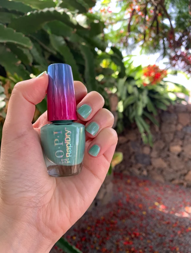 OPI RapidDry 💅🏻
È arrivata una nuova linea di prodotti con 30 smalti e un smalto trasparente 3-in-1 che asciugano in solo 60 secondi.
Di questa linea ho provato No Further Delay.
Ti piace?
🇬🇧
OPI launched a new collection called RapidDry.
You can find 30 beautiful colors and one trasparent product 3-in-1. 💅🏻
Thanks this products, you had beautiful nail polish that dries in only 60 seconds!
The color on my nails are No Further Delays. Do you like it?🫶🏻